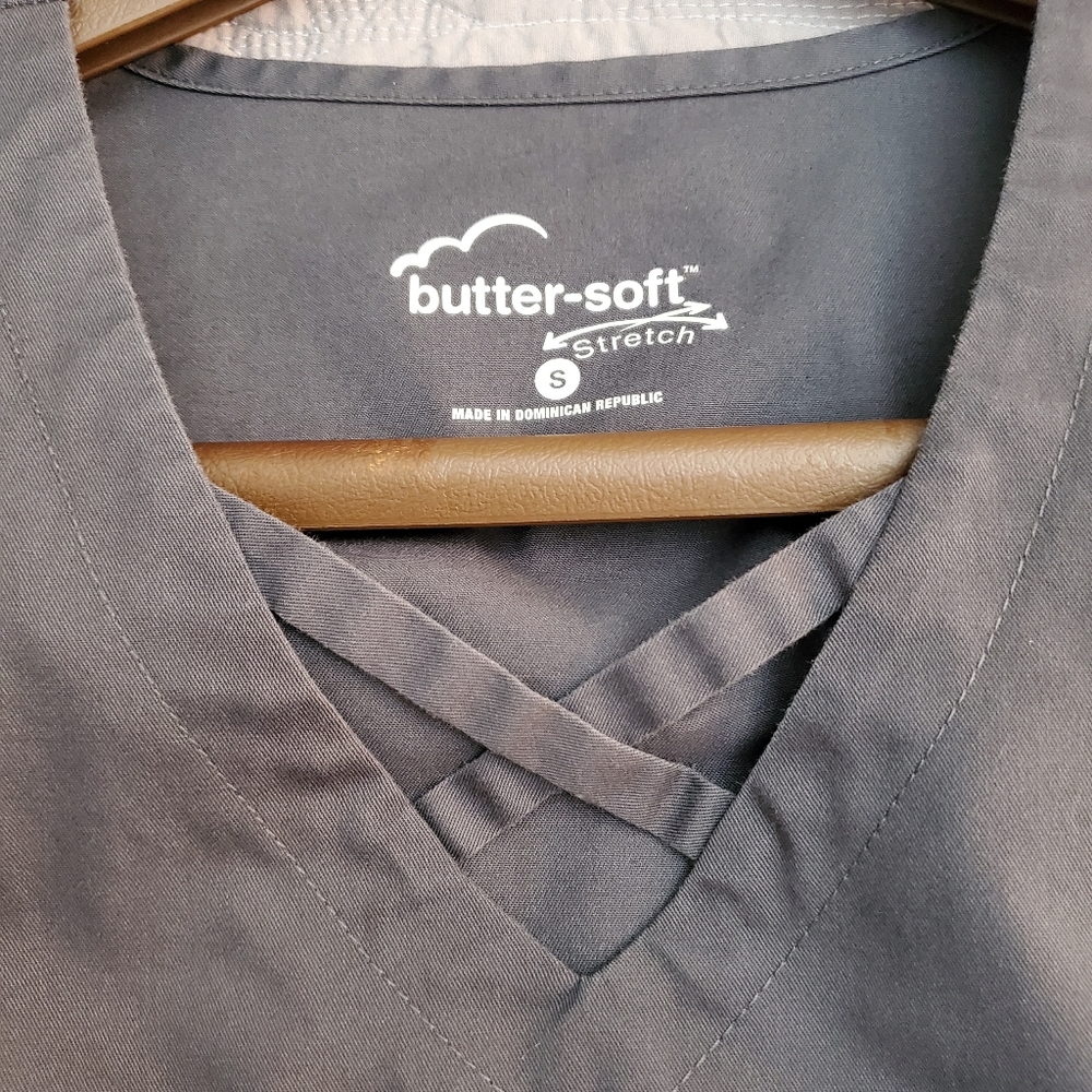 Butter-Soft Criss-Cross V-Neck Scrub Top Pewter Gray M - Picture 3 of 5